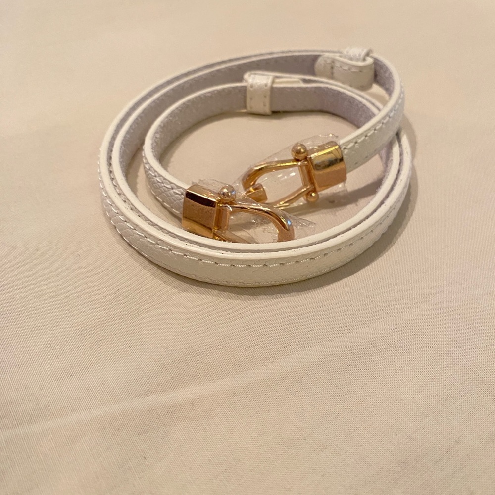 NWOT white belt with gold clasp